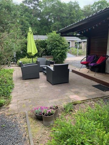 Sfeervolle Blokhut Op De Veluwe Op Recreatiepark Topparken In Beekbergen Met Vrije Tuin En Eigen Parkeerplaats エクステリア 写真